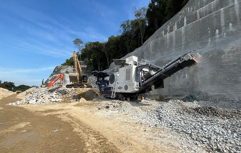 crawler type jaw crusher processing limestone materials for roadbed materials